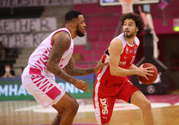 体育CBA：连胜终结 青岛男篮92-100辽宁男篮