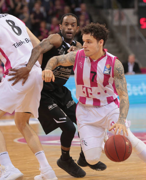 樊振东包揽热搜前三：一日四战全胜王者霸气 全场球迷整齐划一高呼